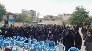 حضور خادمین آستان قدس رضوی در مدرسه دخترانه سمیه با پرچم بارگاه امام رضا (ع)