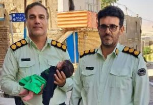 نجات کودک ۷ روزه از گرمازدگی شدید توسط پلیس شهرستان سلسله