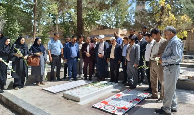 غبار روبی و عطر افشانی گلزار شهدای سلسله