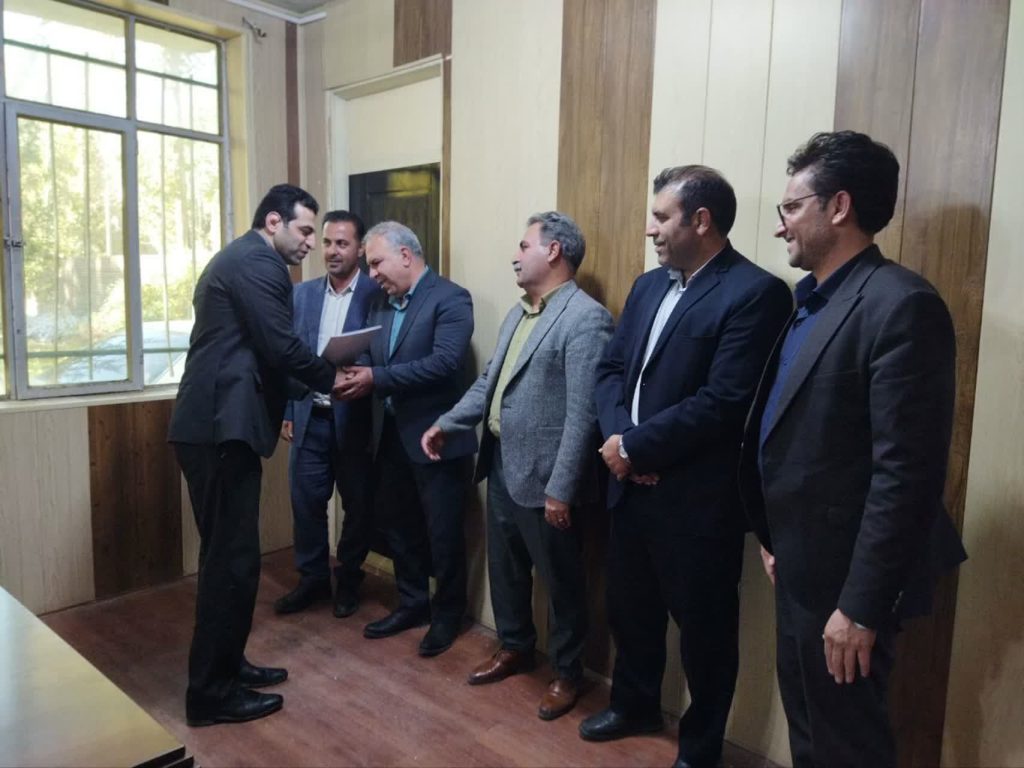 با حضور شهردار و اعضای شورایی شهر از مدیران ساعی الشتر تقدیر