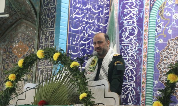 فرمانده انتظامی استان لرستان گفت: ما وارثان مکتب خدمتگزاری هستیم و هرگز از ادای این وظیفه سنگین کوتاه نخواهیم آمد