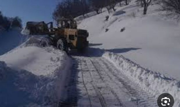 بارش برف راه ارتباطی۲۸۰ روستای لرستان را مسدود کرد