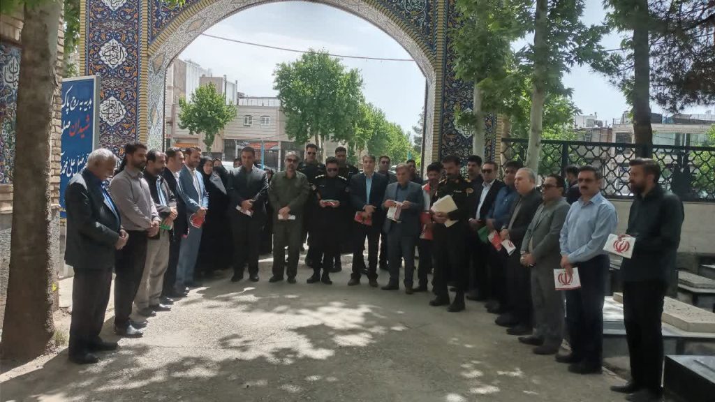 غبارروبی و عطرافشانی گلزار شهدای الشتر به مناسبت سالروز آزادسازی خرمشهر